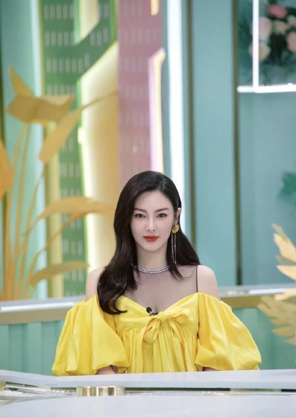 張雨綺攜男友遊日本,針織衫配丸子頭很減齡,一副戀愛少女的模樣 張雨綺攜男友遊日本,針織衫配丸子頭很減齡,一副戀愛少女的模樣