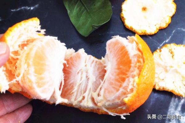 在橘子頂部開一個口，太聰明瞭，用途花錢買不到，簡單還實用