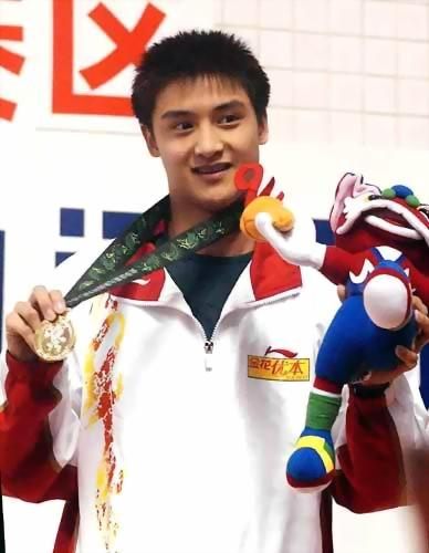 張國偉私接廣告被開除,如今自費復出引輿論!為何郭晶晶全身而退 張國偉私接廣告被開除,如今自費復出引輿論!為何郭晶晶全身而退