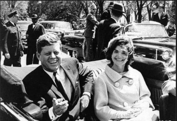 珍貴老照片:二戰中的英女王、俊美沙皇、明豔的赫本 珍貴老照片:二戰中的英女王、俊美沙皇、明豔的赫本