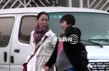 黃渤和女經紀人這個碰胳膊的動作，嚇壞大家了......