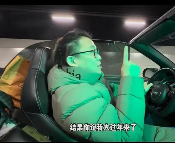 北京遊客穿羽絨服開敞篷車，去青島看透明的海底隧道？是個好建議