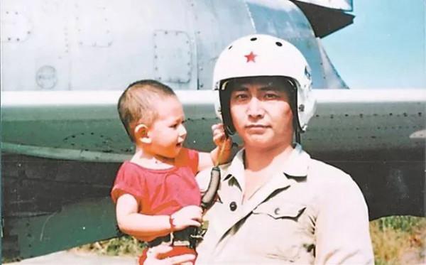 &OpenCurlyDoubleQuote;海空衛士&rdquo;王偉犧牲20週年後，遺孀拒絕改嫁，兒子今成海軍軍官