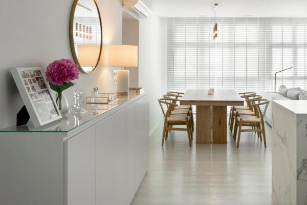 果斷選擇極簡主義風格，整套房子只塗上了白色的大牆，百看不厭