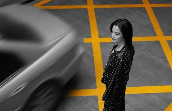 《古董局中局》首映，辛芷蕾穿皮衣套裝亮相，高挑身材藏都藏不住