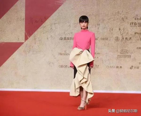 金雞紅毯比美：寧靜清涼奔放，倪妮楚楚凍人，張小斐成最大贏家