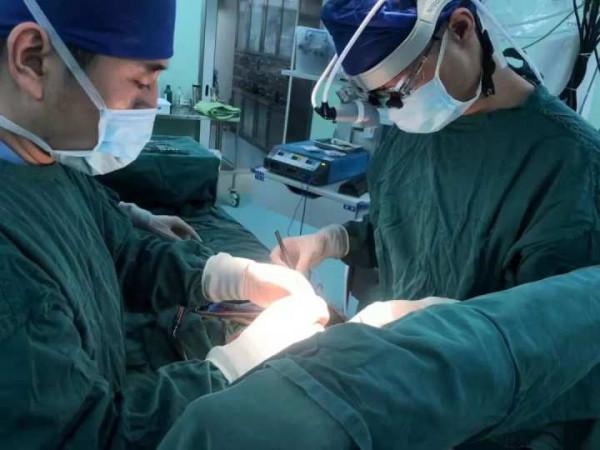 寶寶出生時身上長了兩枚“奪命炸彈”，浙江醫生連做兩臺手術精準“拆彈”