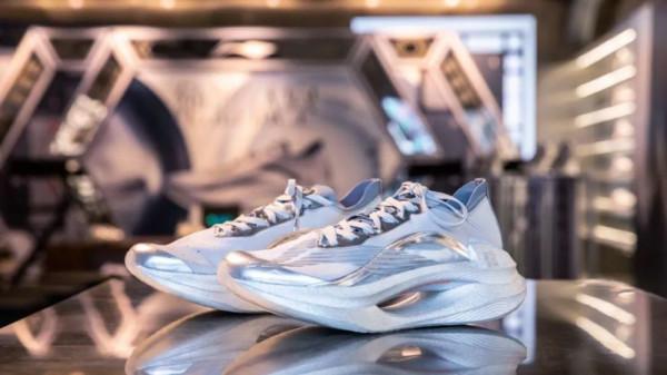 閃擊8代斷底被召回,休閒鞋被質疑抄襲,李寧又翻車了麼? 閃擊8代斷底被召回,休閒鞋被質疑抄襲,李寧又翻車了麼?