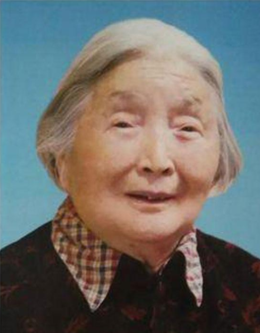 80年鄧華去世後，李玉芝在家中掛了他的遺像：我多想為你唱首歌