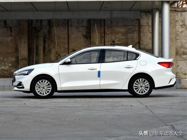 三廂版本合資家轎,低油耗底盤穩用料好,實拍福克斯 三廂版本合資家轎,低油耗底盤穩用料好,實拍福克斯