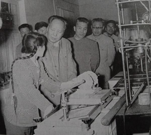 和毛澤東正在面對面交流的大辮子姑娘是誰，後來怎麼樣了？