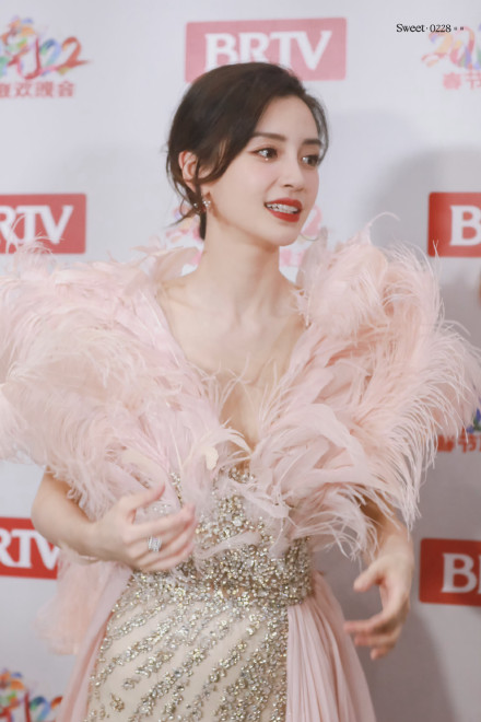 Angelababy亮相春晚彩排，送工作人員糖葫蘆，滿臉笑容造型美