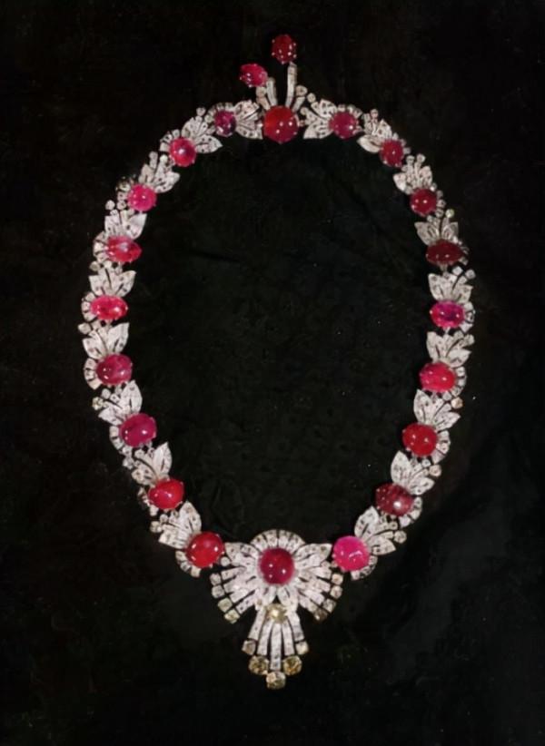 詩麗吉的紅寶石項鍊真不少,甚至還有傳家寶,詩妮娜也戴過祖傳的 詩麗吉的紅寶石項鍊真不少,甚至還有傳家寶,詩妮娜也戴過祖傳的