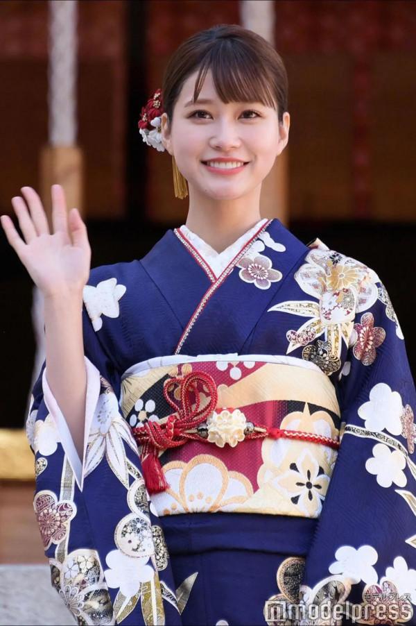 生見愛瑠拍攝成人禮寫真，爆料“媽媽很嚴厲但我想成為那樣的人”