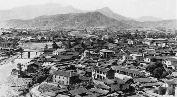 1931年周恩來在汕頭一旅館休息，牆上黃埔合影照提醒他：立即轉移