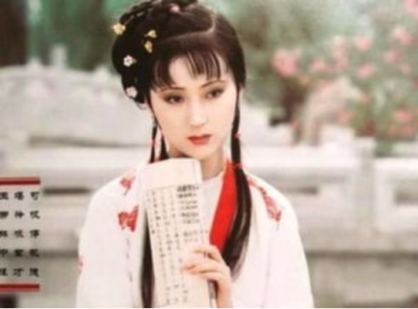 曹雪芹給了她高貴的出身，她卻活成父親的恥辱，一生連名字都沒有