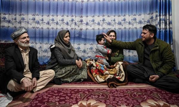 穿過鐵絲網被交給美國大兵的嬰兒，時隔5月終被找到，原來竟被美軍遺棄