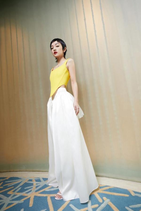 郭采潔是有多自信？穿亮黃色背心考驗膚色，這頭短髮也就她敢嘗試