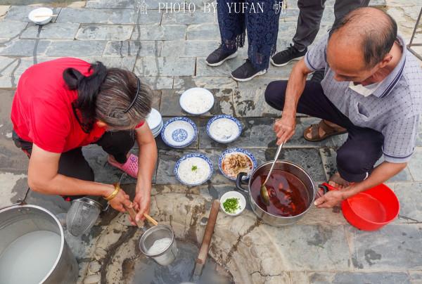 中國最特別的早餐店,溫泉井裡煮米粉,10元一碗你敢吃嗎? 中國最特別的早餐店,溫泉井裡煮米粉,10元一碗你敢吃嗎?