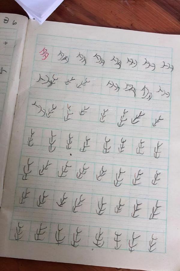 小學生被罰寫“爺”字,家長看後哭笑不得,網友:爺爺戴墨鏡了? 小學生被罰寫“爺”字,家長看後哭笑不得,網友:爺爺戴墨鏡了?