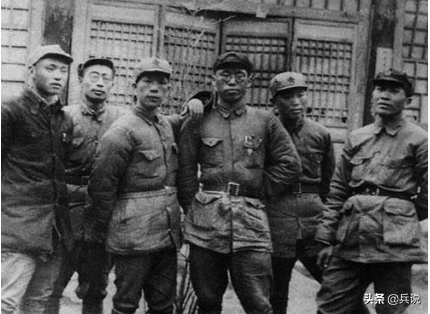 6縱黃金搭檔，司令員王近山降為大校，政委&quot;杜堅決&quot;受重用