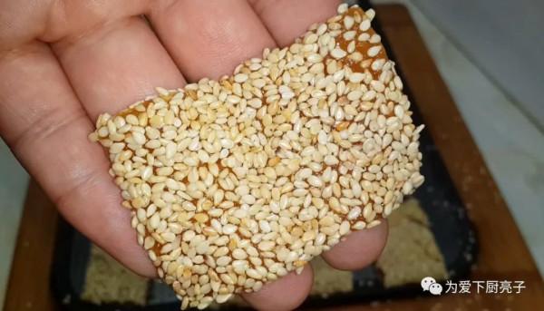 芝麻糯米粉這樣做，大勺一攪，做出好吃的軟糖片，平時待客全靠它