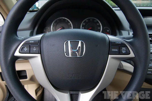 老款本田和謳歌車型數字時鐘遭遇故障：時間倒退20年