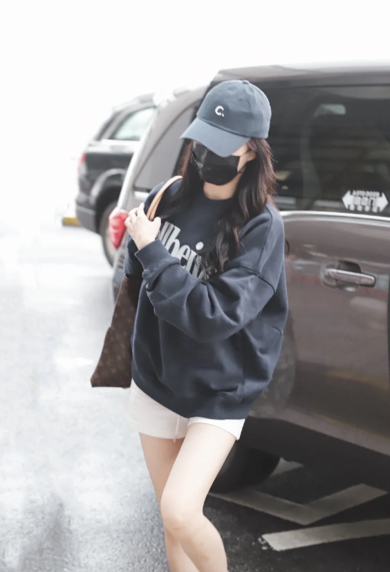 徐璐機場生圖曝光，看到她無濾鏡下的真實腿型，這誰誇得出口