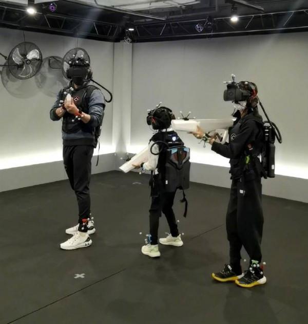 陸毅陪女兒們玩VR遊戲 一身裝備舉槍帥氣十足