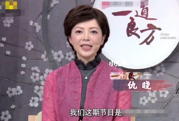 52歲仇曉在小店吃粉，面板白皙裝扮像大媽，嫁豪門後生活樸實低調