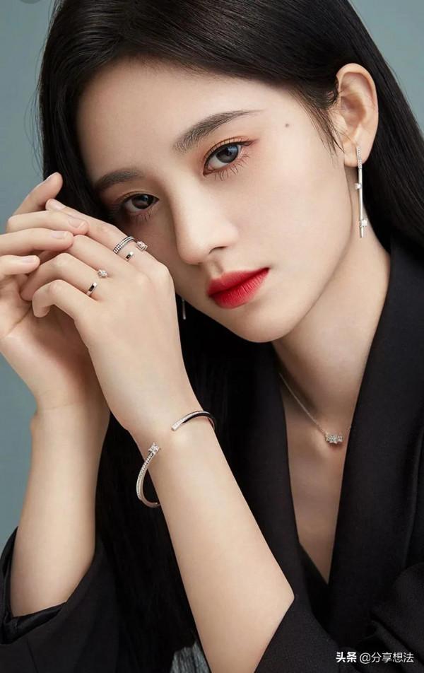 鞠婧禕現代裝美圖