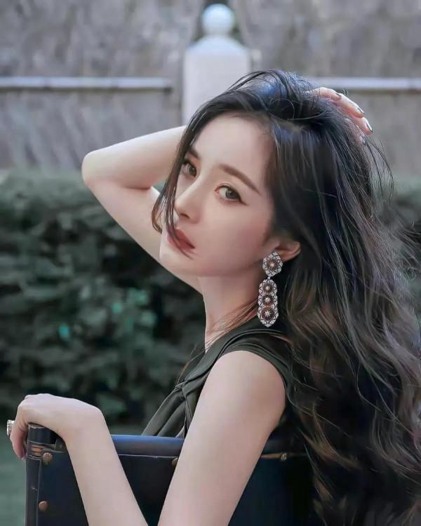 楊冪純欲寫真集，看這小眼神