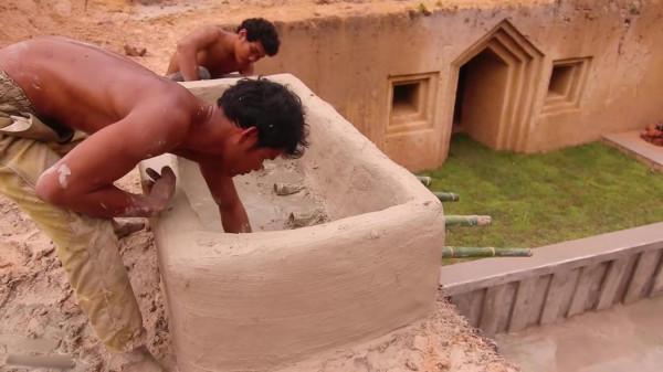 兩外國小夥徒手在空地上挖出豪華帶泳池別墅，技術堪稱建築大師