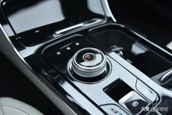 韓系歐巴VS自主靚仔，&quot;不對稱&quot;的20萬以內家轎對比，你pick誰？