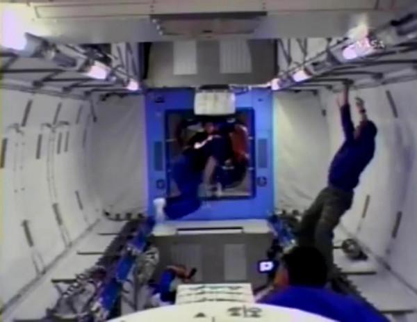 一位宇航員被開玩笑固定到空中，沒有著力點有多慘？可能會死掉