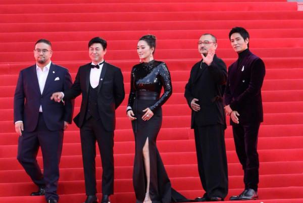 北影節，AB穿爆款禮服佟麗婭是新季高定，鞏俐卻是舊衣+舊腰封？