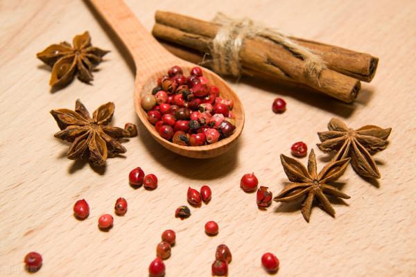 冬天要多做這個美食，10元能做一大鍋，香辣過癮，全家人都愛吃