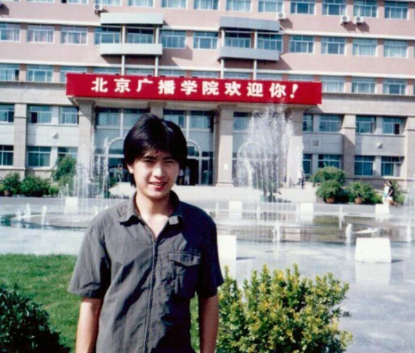 楊帆：暗戀張蕾多年無果？與妻子從校服到婚紗生一女，幸福美滿