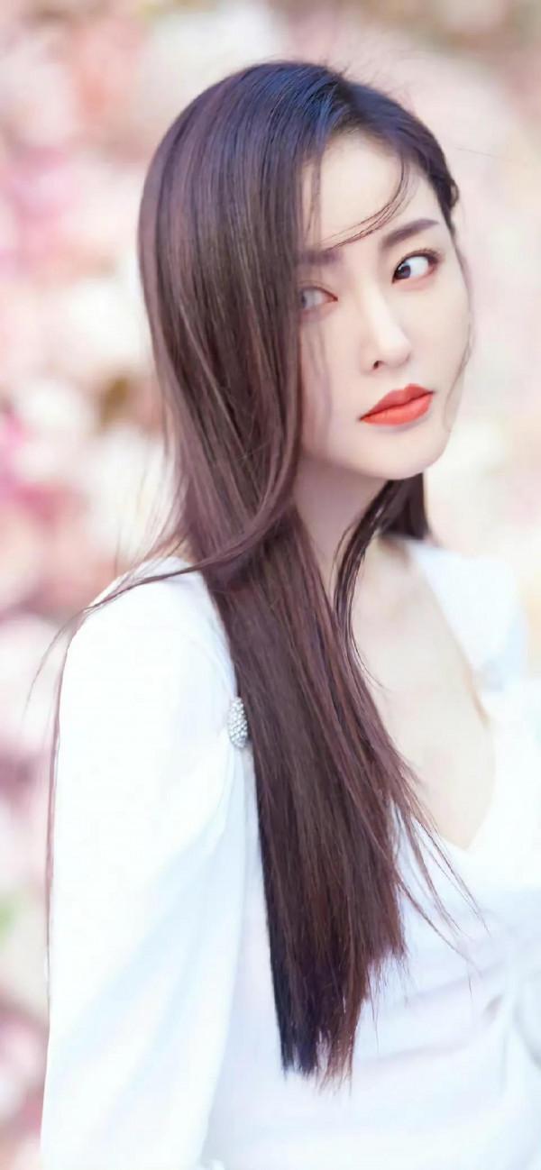 張天愛早該這麼穿，一襲薄紗裙婀娜多姿，長髮披肩瞬間美成女王