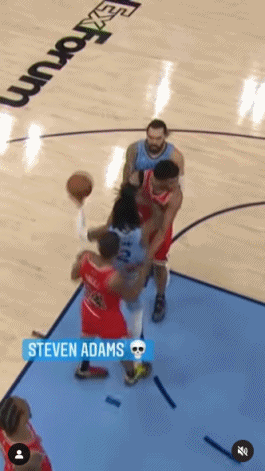 搶鏡！亞當斯衝突中上演瓷實&OpenCurlyDoubleQuote;擋拆&rdquo;最後直接將布拉德利抱走