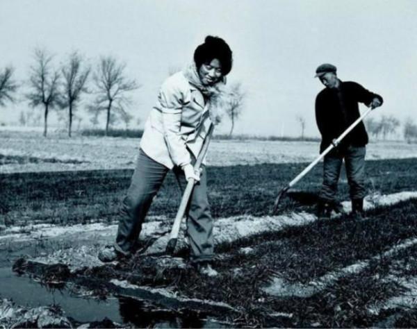 1982年，青海女兵撿到近7萬枚銀元，價值上億她卻選擇無償上交