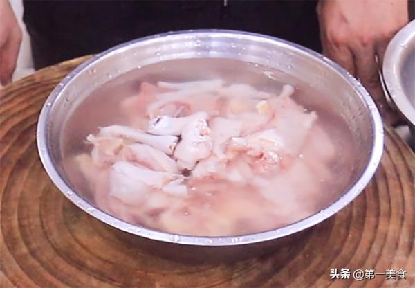 煸炒雞要不要焯水？廚師長教你這個技巧，雞塊鮮嫩入味，香氣十足