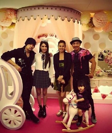 周杰倫送女兒參加音樂考試被老師表揚自稱家庭地位提高超得意