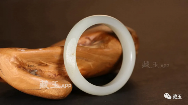 堆成山的200多萬現金與一條手鐲