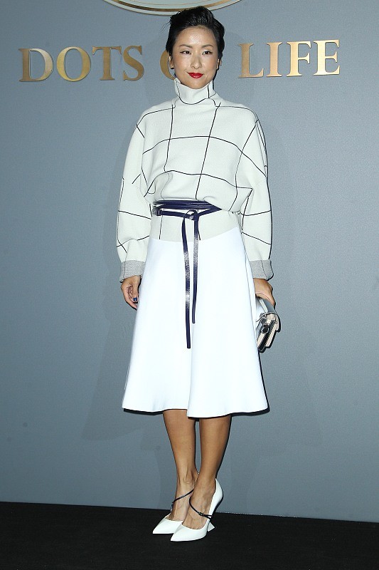 徐濠縈雖然不漂亮，但穿衣挺高階，網紗襯衫配“狗啃劉海”真時髦