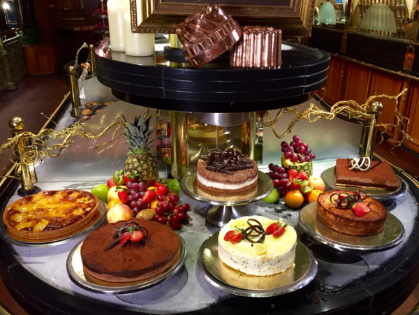 龍蝦烤肉堆成山，上百種甜點乳酪，這家法國自助餐廳能把人饞哭