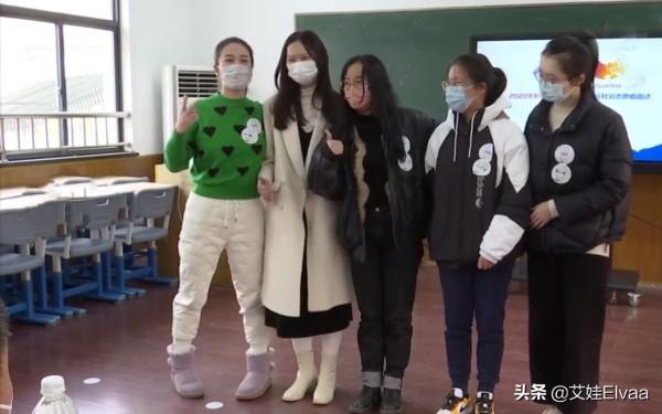 42歲葉璇面試亞運會志願者超自信！穿綠毛衣合影，內八站姿超可愛