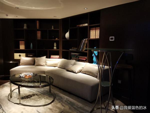 在北京入住的一家酒店的行政酒廊裡，欣賞故宮景色的晚餐