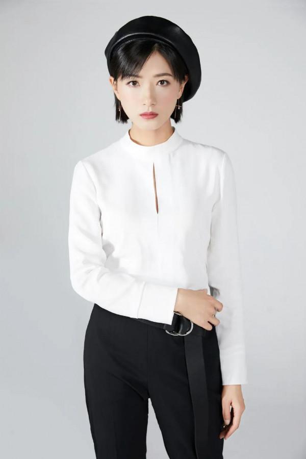 精緻的面龐，優雅迷人，時尚女神萬茜