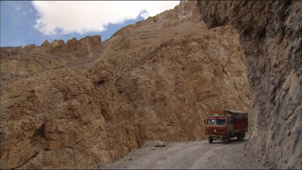 每次穿行都與死神擦肩而過，在這條路上的每一次旅途就是一場冒險